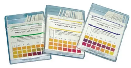 Drei Wasserprüfeinrichtungen von Grünbeck zur pH-Wert-Bestimmung, jeweils in transparenten Boxen mit Teststreifen und Farbskalen für unterschiedliche pH-Bereiche.